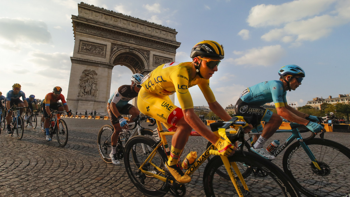 Az összetettben vezető sárga mezét viselő szlovén Tadej Pogacar, a UAE Team Emirates versenyzője a párizsi diadalív előtt a 107. Tour de France profi országúti kerékpáros körverseny utolsó, huszonegyedik, Mantes-La-Jolie és Párizs közötti 122 kilométeres szakaszán 2020. szeptember 20-án.