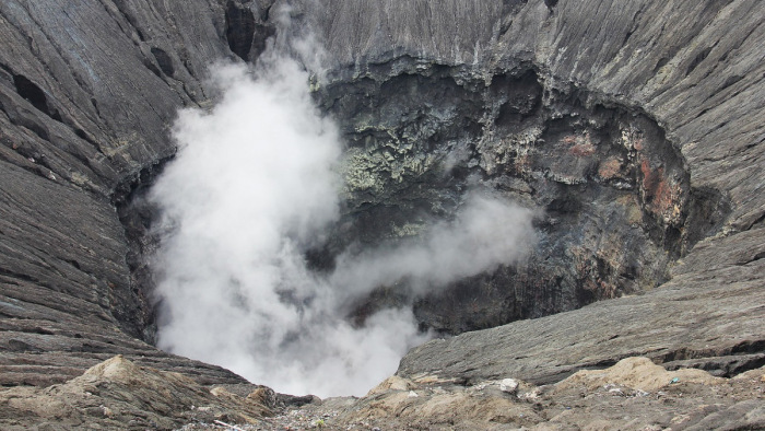 Vulkánkitörés egy 49 lakosú szigeten
