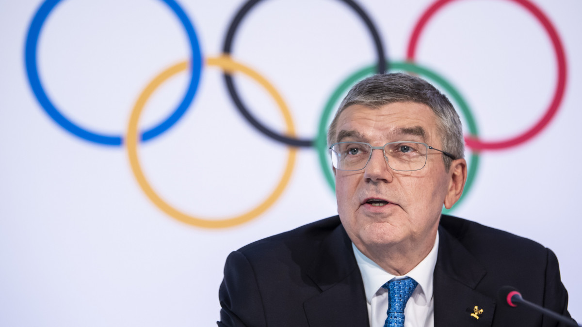 2020. március 4-én Lausanne-ban készült kép Thomas Bach-ról, a Nemzetközi Olimpiai Bizottság, a NOB elnökéről egy sajtótájékoztatón. A Nemzetközi Olimpiai Bizottság 2020. március 24-én bejelentette, hogy a koronavírus-járvány miatt 2021-re halasztják a 2020-as tokiói nyári olimpia megrendezését.