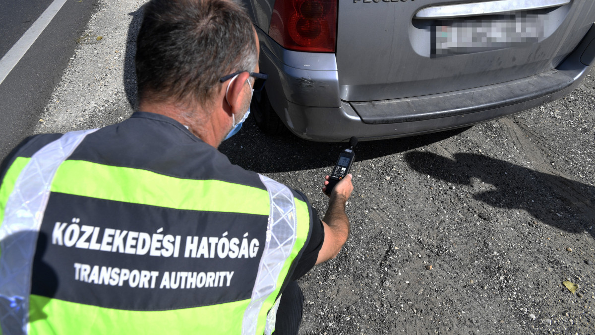 A Közlekedési Hatóság ellenőre zajszintmérést végez egy autón az idei közúti közlekedési környezetvédelmi akción Budapest határában 2020. szeptember 21-én. Az ezen a napon kezdődött és péntekig, szeptember 25-ig tartó akcióban a közlekedési felügyeletek Budapesten, Debrecenben, Győrben és Szegeden 600-700 méréssel vizsgálják meg a járművek környezetvédelmi állapotát. A rossz beállítású, erősen szennyező gépkocsikon a szükséges javításokat két hónapon belül el kell végezni, majd műszaki-környezetvédelmi vizsgán kell részt venniük.