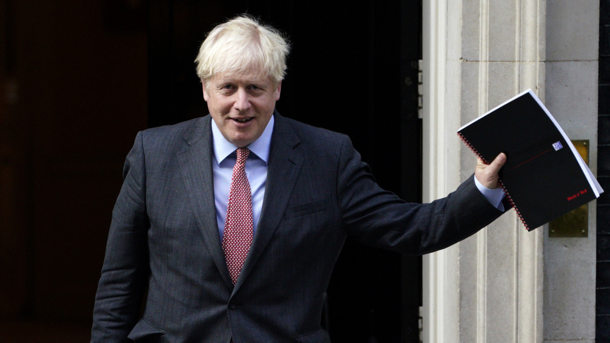 Boris Johnson miniszterelnök távozik a londoni kormányfői rezidenciáról, a Downing Street 10-ből 2020. szeptember 21-én. A brit kormány a nap folyamán az eddigi közepesről magas szintre emelte a koronavírus-járvány intenzitását jelző készenléti fokozatot.