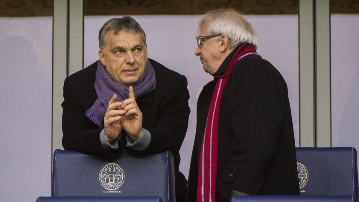Orbán Viktor miniszterelnök (b) és Burcsa Győző, a Videoton FC klubigazgatója beszélget a lelátón a labdarúgó OTP Bank Liga 18. fordulójának Puskás Akadémia - DVSC-TEVA találkozóján a felcsúti Pancho Arénában 2015. február 28-án.
