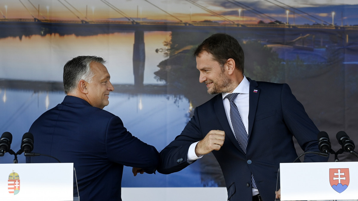 Orbán Viktor magyar (b) és Igor Matovic szlovák miniszterelnök (j) könyökérintéssel köszöntik egymást az új komáromi Duna-híd (Monostori híd) avatásán 2020. szeptember 17-én.