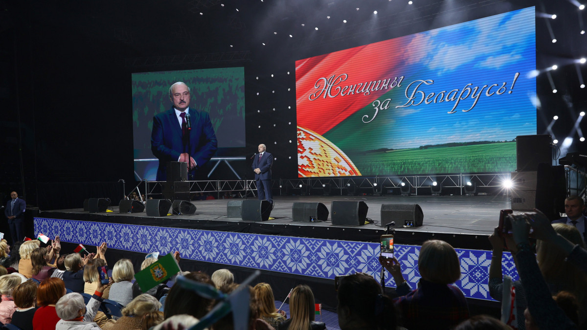 Aljakszandr Lukasenka fehérorosz elnök egy nőszervezet minszki gyűlésén beszél 2020. szeptember 17-én. Az augusztus 9-i elnökválasztás óta tüntetők követelik az elnök távozását, mert szerintük Lukasenka csalással győzött.