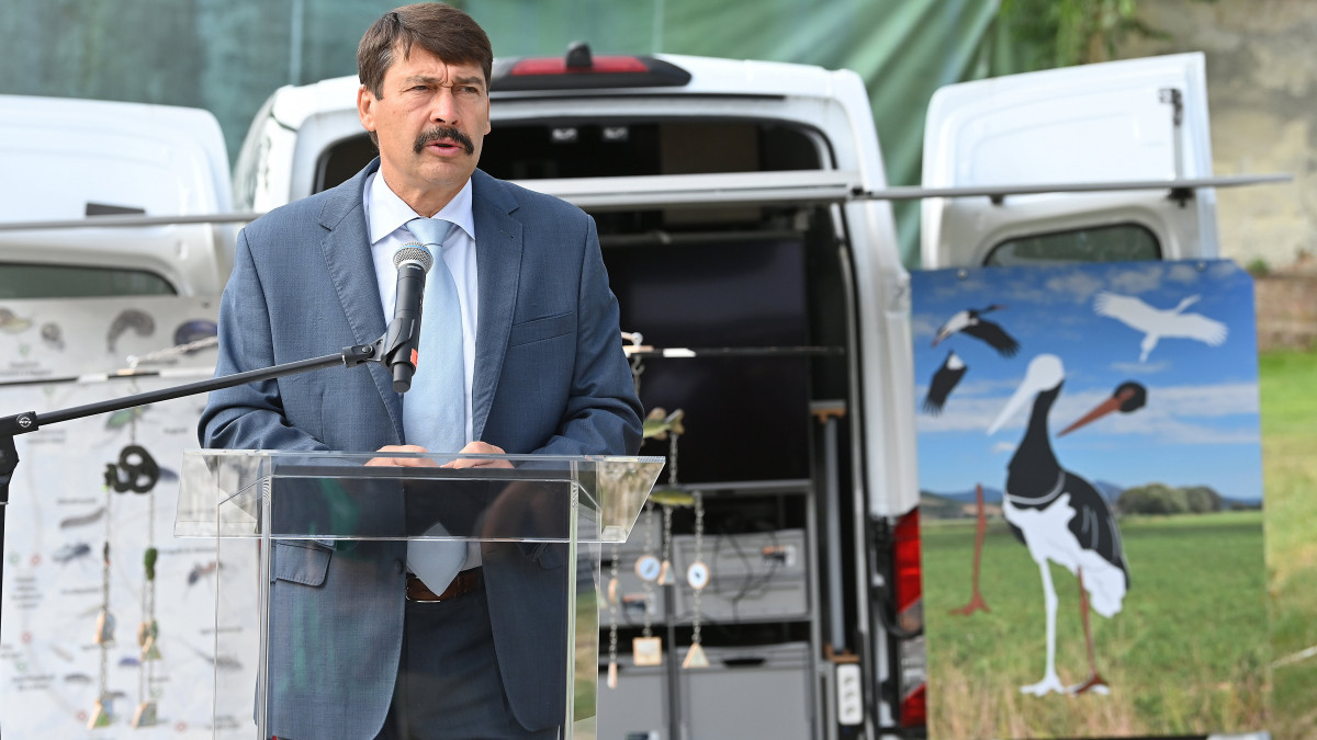 Áder János köztársasági elnök beszédet mond a Nemzetközi Természet- és Környezetvédelmi Fesztivál, valamint a Magyar Nemzeti Parkok Hetének megnyitóján a Gödöllői Királyi Kastély udvarán 2020. szeptember 11-én.