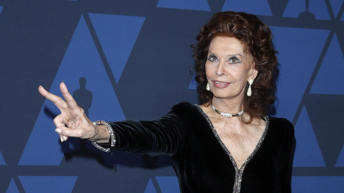 Sophia Loren olasz színésznő az amerikai filmakadémia 11. Kormányzói-díjainak kiosztóján a hollywoodi Dolby Színházban 2019. október 27-én.
