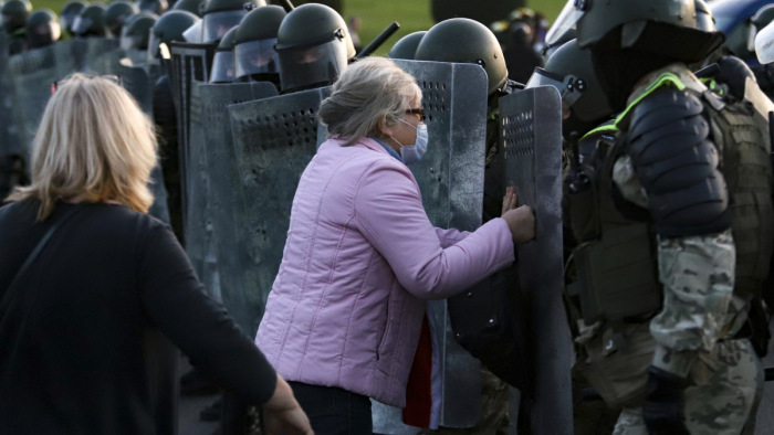 Vízágyúval oszlatta a rendőrség a tüntetőket Minszkben