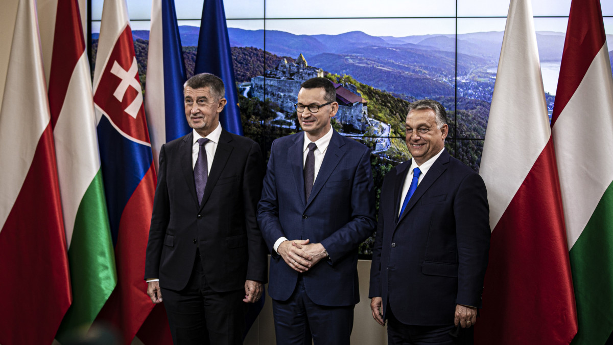 A Miniszterelnöki Sajtóiroda által közreadott képen Orbán Viktor magyar, Mateusz Morawiecki lengyel és Andrej Babis cseh miniszterelnök (j-b) az Európai Bizottság elnökével, Ursula von der Leyennel folytatott találkozójukat követően tartott sajtótájékoztatón Brüsszelben 2020. szeptember 24-én. Igor Matovic szlovák kormányfőt a visegrádi országok (V4) soros elnökségét jelenleg betöltő Lengyelország kormányfője képviselte a találkozón.