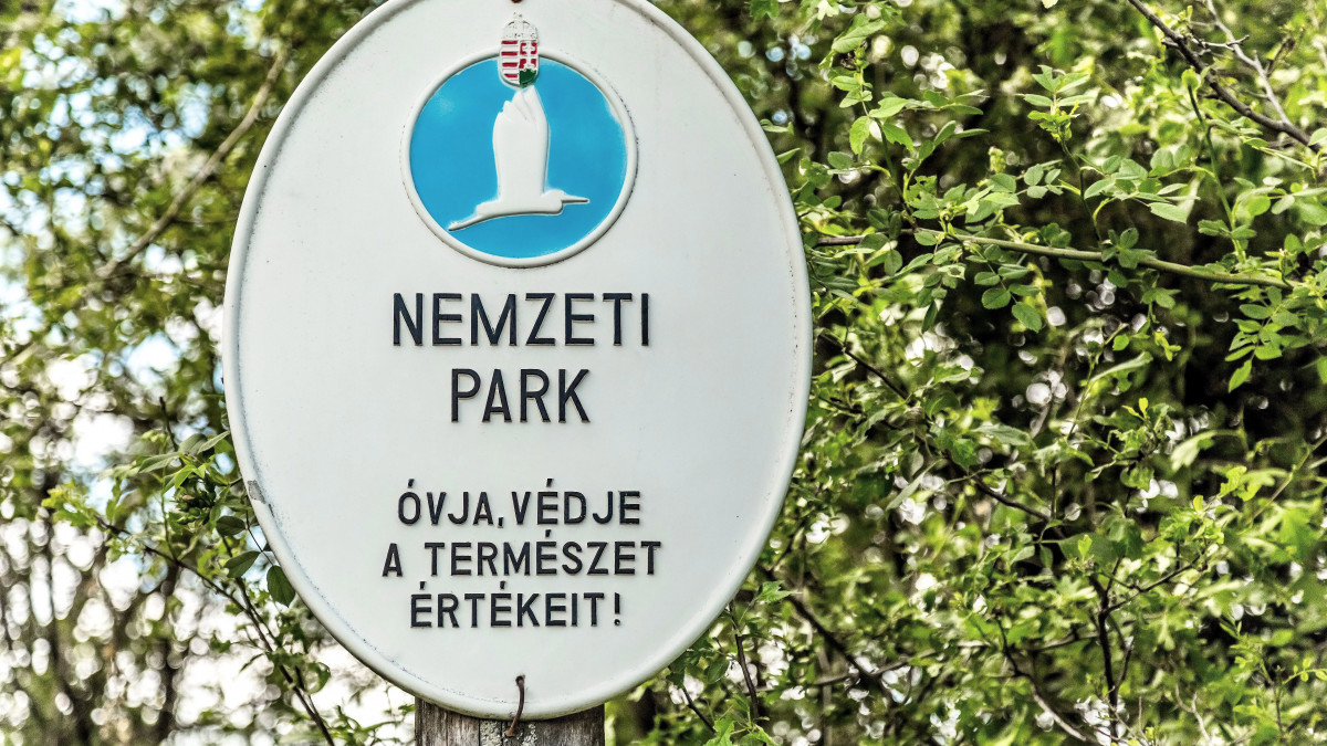 A Nemzeti Park figyelmeztető táblája a Pilisi Parkerdő Zrt. területén. MTVA/Bizományosi: Faludi Imre  *************************** Kedves Felhasználó!