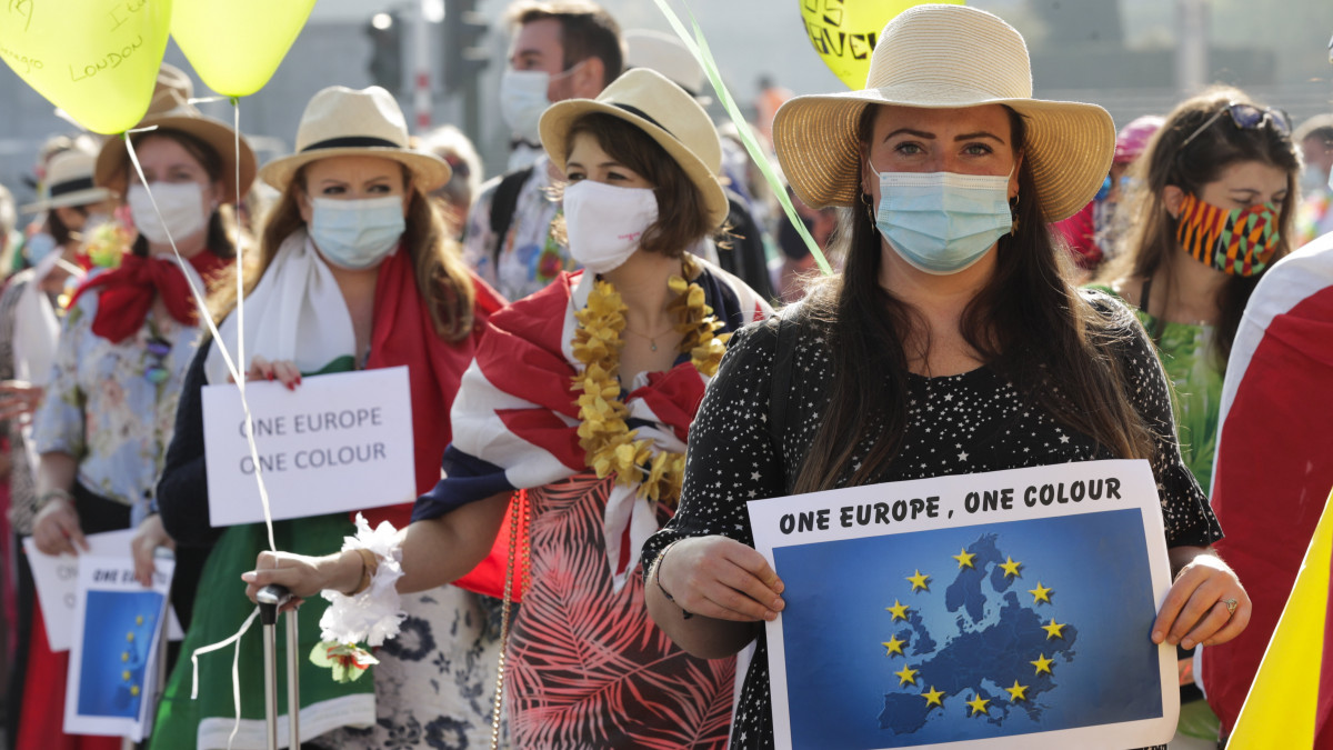 Utazási irodák dolgozói a koronavírus-járvány miatt a belga kormány által bevezetett  korlátozások miatt tiltakoznak Brüsszelben 2020. szeptember 22-én. Az intézkedések enyhítése mellett azt is követelik, hogy az egyes országok járványveszélyt jelző színkódját egységesítsék az Európai Unióban. A feliratok jelentése: egy Európa, egy szín.