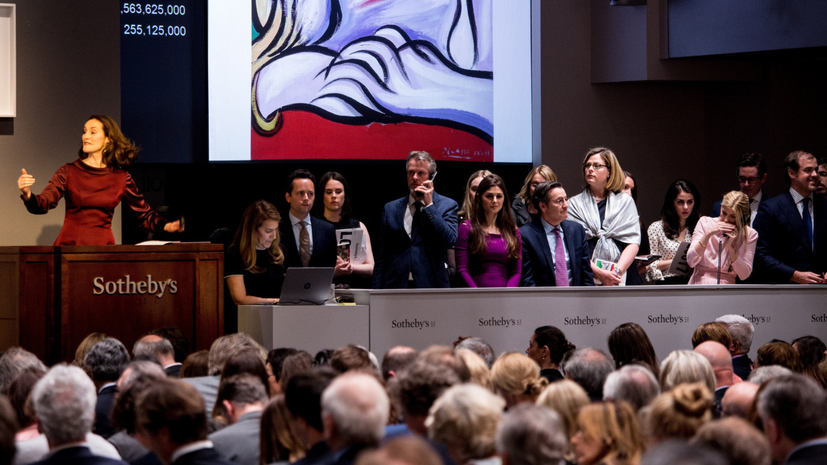 New York, 2018. május 15.Műgyűjtők és megbízottjaik licitálnak Pablo Picasso spanyol festő Le Repos (A pihenés) című olajképére a Sothebys aukciós ház New York-i árverésén 2018. május 14-én. A 6,9 millió dollárért (9,7 milliárd forintért) talált vevőre. (MTI/EPA/Alba Vigaray)