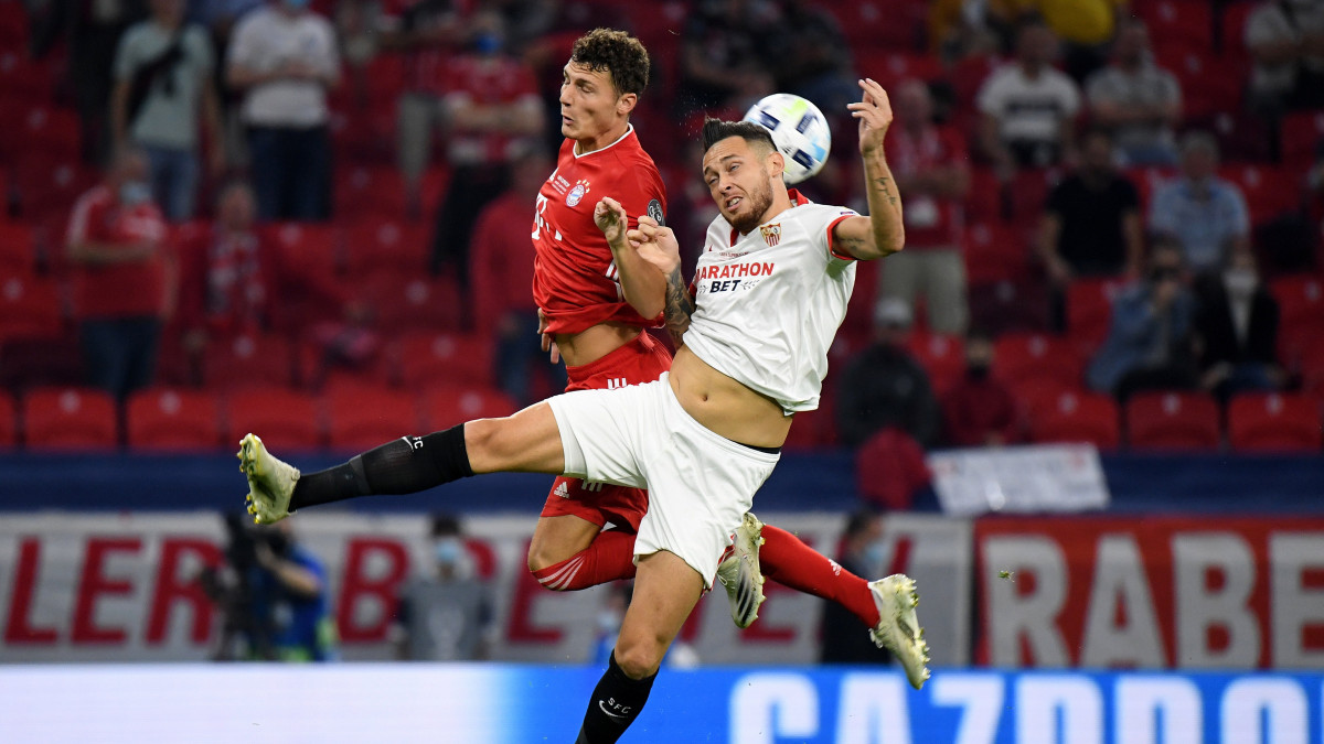 Benjamin Pavard, a Bayern München (b) és Lucas Ocampos, a Sevilla játékosa a labdarúgó Európai Szuperkupa döntőjében játszott Bayern München - Sevilla mérkőzésen a budapesti Puskás Arénában 2020. szeptember 24-én.