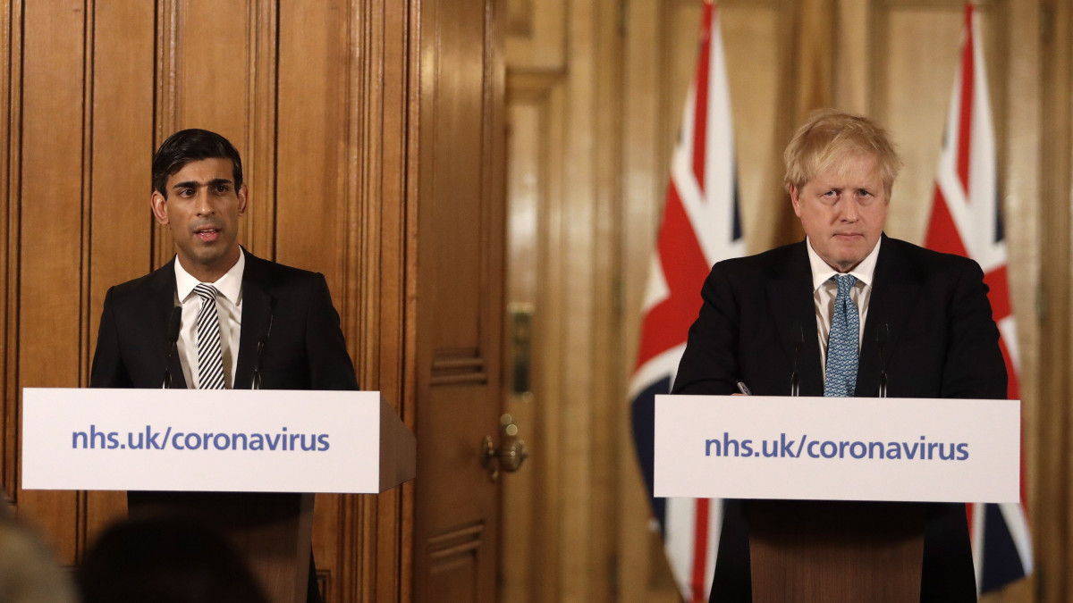 Boris Johnson brit miniszterelnök (j) és Rishi Sunak brit pénzügyminiszter sajtóértekezletet tart a koronavírus helyzetéről a londoni kormányfői rezidencián, a Downing Street 10-ben 2020. március 17-én. Sunak bejelentette, hogy a brit kormány 330 milliárd font (126 ezer milliárd forint) értékű pénzügyi segítséget nyújt az új típusú koronavírus okozta járvány miatt bajba került üzleti vállalkozásoknak, mindenekelőtt hitelgaranciák formájában.