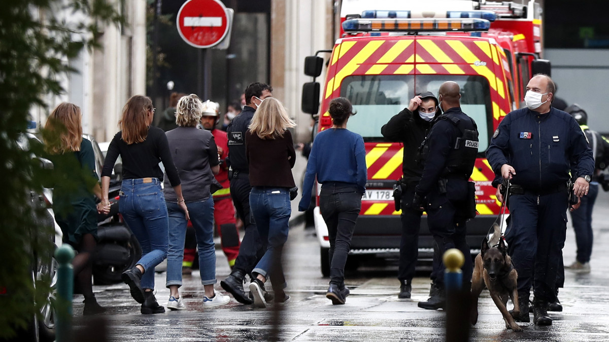 Rendőrök evakuálják az embereket a helyszín közeléből 2020. szeptember 25-én, miután egy késes támadó négy embert megsebesített a Charlie Hebdo szatirikus lap egykori párizsi szerkesztőségének környékén. A támadót őrizetbe vették.