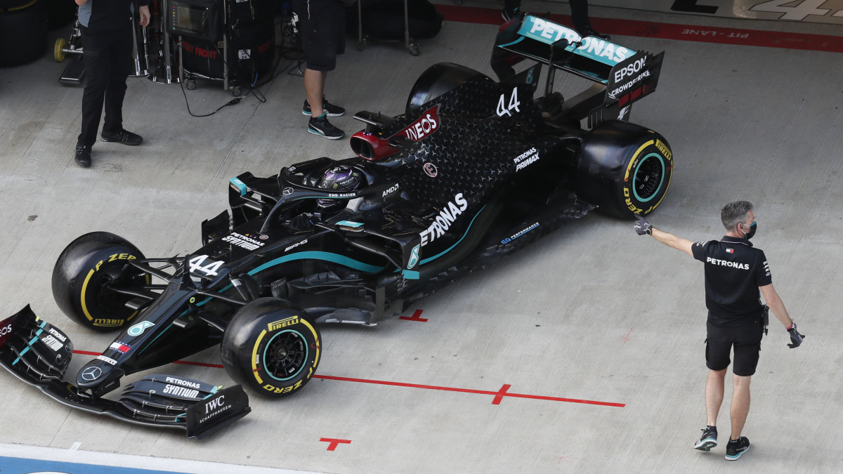 Lewis Hamilton, a Mercedes brit versenyzője megkezdi a Forma-1-es autós gyorsasági világbajnokság Orosz Nagydíjának második szabadedzését a Szocsi Autodrom versenypályán 2020. szeptember 25-én. A futamot szeptember 27-én rendezik.