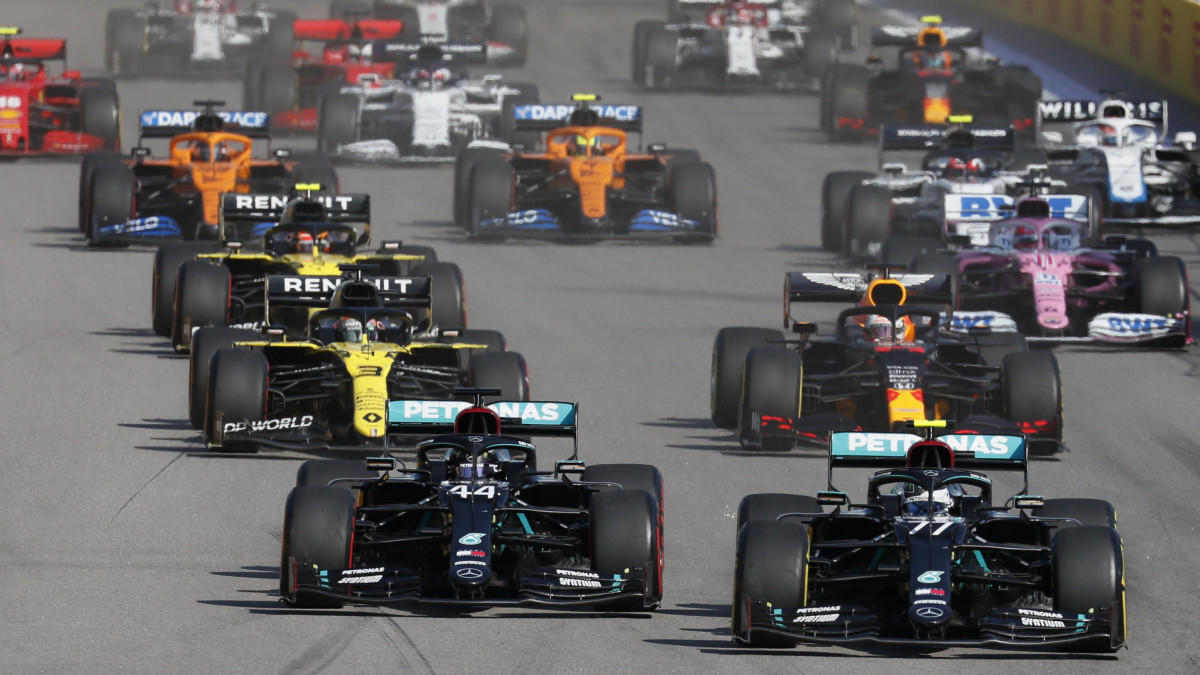 Lewis Hamilton, a Mercedes brit (b, elöl) és Valtteri Bottas, a Mercedes finn versenyzője (j, elöl) a Forma-1-es autós gyorsasági világbajnokság Orosz Nagydíjának rajtját követően a Szocsi Autodrom versenypályán 2020. szeptember 27-én.