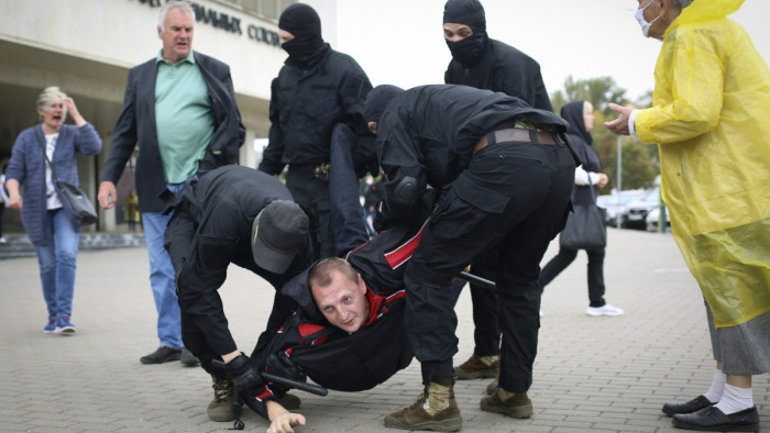 Fehéroroszország - Megkezdték a tiltakozók őrizetbe vételét az újabb tömegtüntetésen