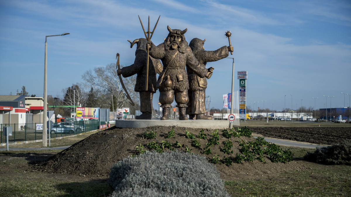 A busó szoborcsoport, Trischler Ferenc szobrászművész alkotása Mohács határában, az 57-es úton lévő Pécsi úti körforgalomban 2020. február 13-án. A szobrot február 14-én adják át. 