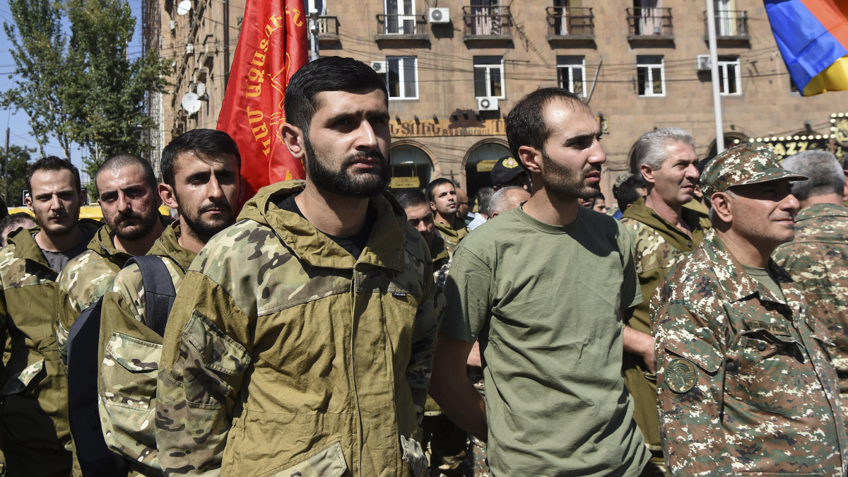 Az Örmény Forradalmi Szövetség önkéntesei gyülekeznek Jerevánban 2020. szeptember 27-én, mielőtt elindulnak a Hegyi-Karabah régióba, ahol a korábbi összecsapások után rendkívüli állapotot hirdettek ki és teljes katonai mozgósítást rendeltek el. Örményország közlése szerint Azerbajdzsán légi és tüzérségi támadást hajtott végre Hegyi-Karabah ellen. Baku állítása szerint a támadás egy örmény tüzérségi támadásra adott válaszlépés volt.