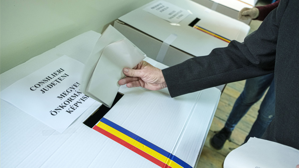Választópolgár szavaz Csíkszereda 21-es szavazókörzetében 2020 szeptember 27-én. Romániában ezen a napon tartják az önkormányzati választásokat, amelyen polgármestereket, helyi tanácsosokat, megyei elnököt és megyei tanácsosokat választanak a következő 4 évre.
