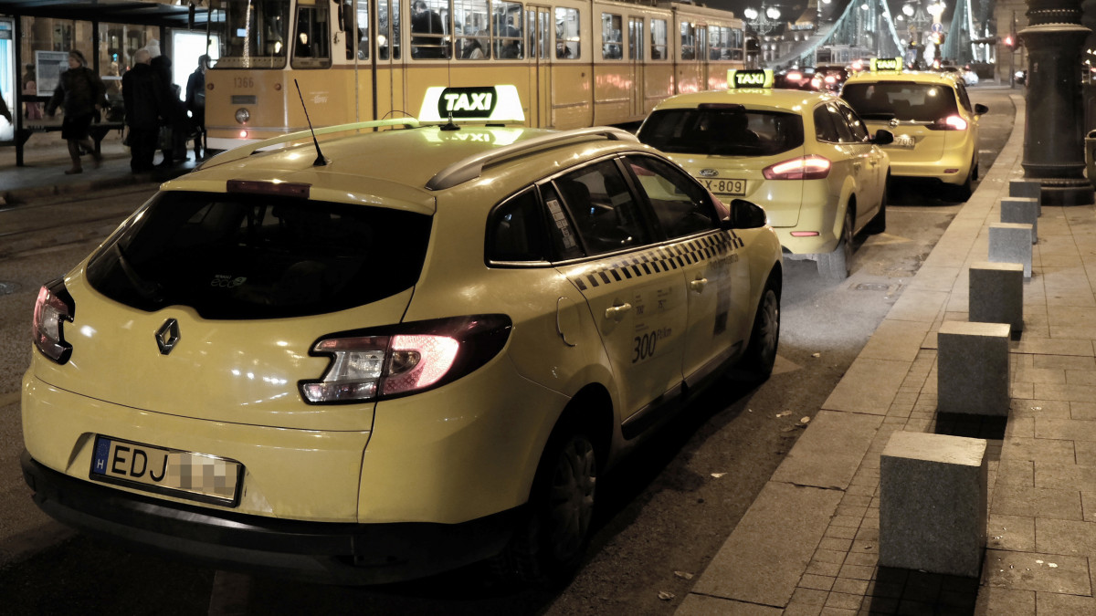 Budapest, 2019. december 6. Utasokra várakozó taxik állnak a Fővám téren. MTVA/Bizományosi: Nagy Zoltán