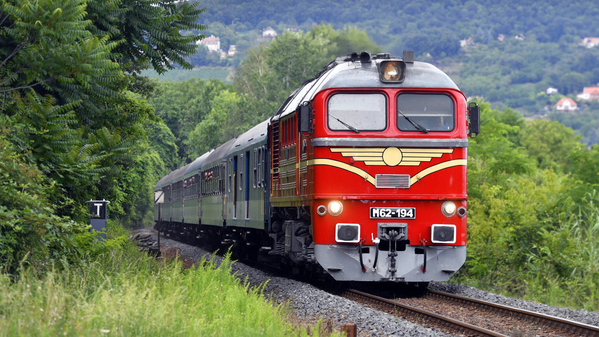 M62-es dízelmozdony továbbítja a Tekergő nevű személyvonatot a Kővágóörshöz tartozó Pálkövénél a MÁV nosztalgiahétvégéjén 2020. július 4-én.