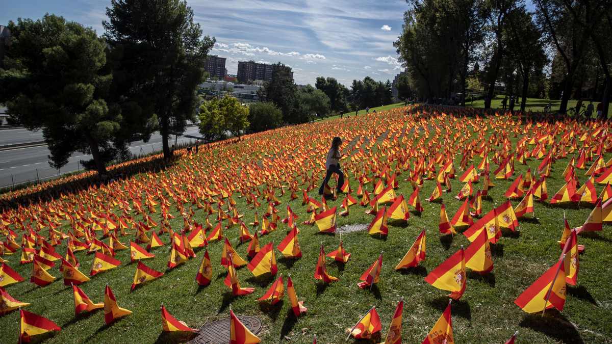 A koronavírus-járvány áldozatainak emlékére kisméretű nemzeti színű zászlókat helyeztek el egy madridi parkban 2020. szeptember 27-én.