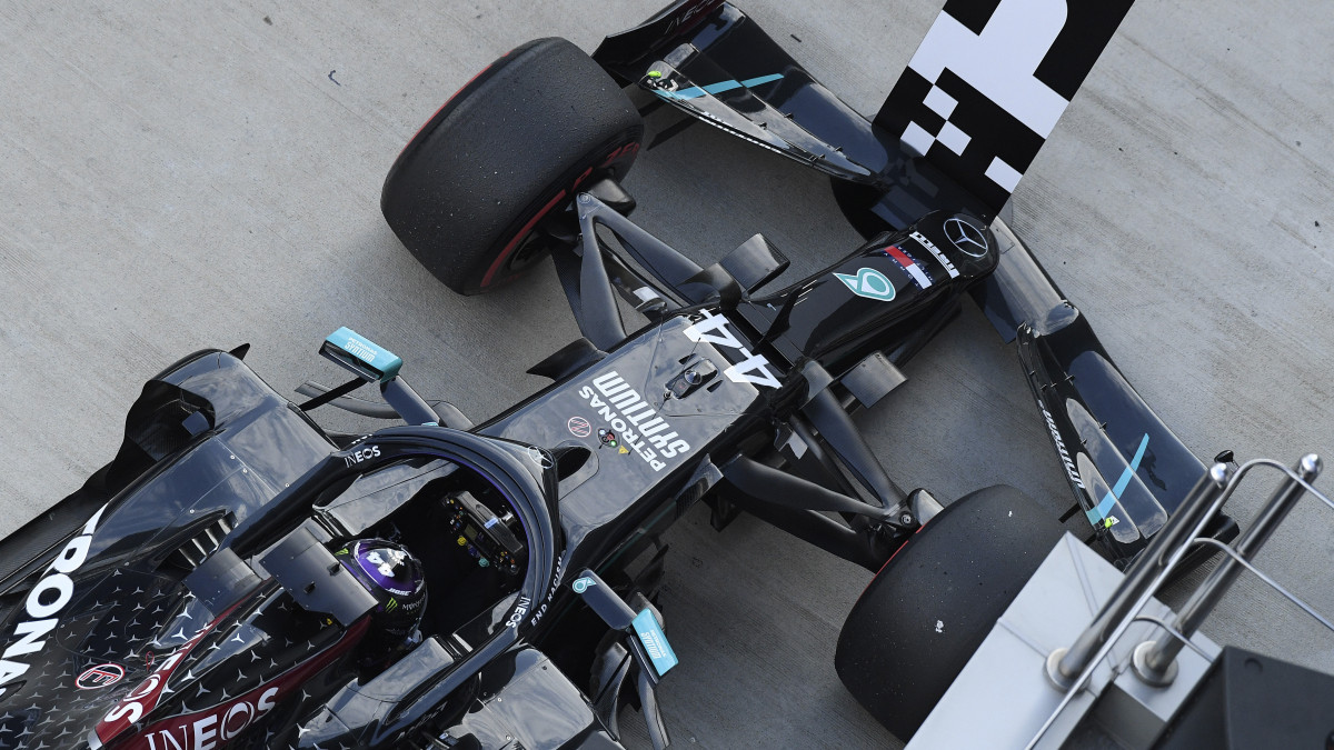 Lewis Hamilton, a Mercedes brit versenyzője, miután megnyerte a Forma-1-es autós gyorsasági világbajnokság Orosz Nagydíjának időmérő edzését a Szocsi Autodrom versenypályán 2020. szeptember 26-án. A futamot szeptember 27-én rendezik.