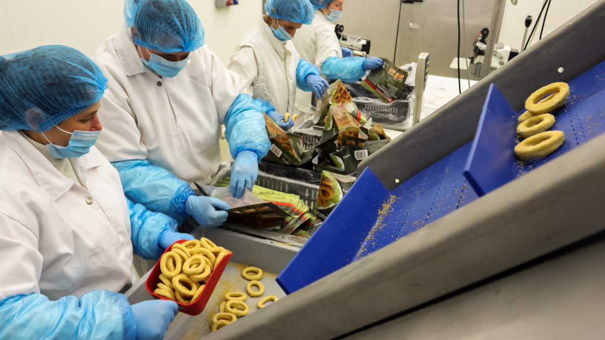 Dolgozók panírozott hagymakarikákat csomagolnak a Nádudvari Élelmiszer Kft. új húsüzemében, Nádudvaron 2017. július 19-én. A cégnél egymilliárd forintot meghaladó, több mint 500 millió forintos állami támogatással valósult meg a fejlesztés.