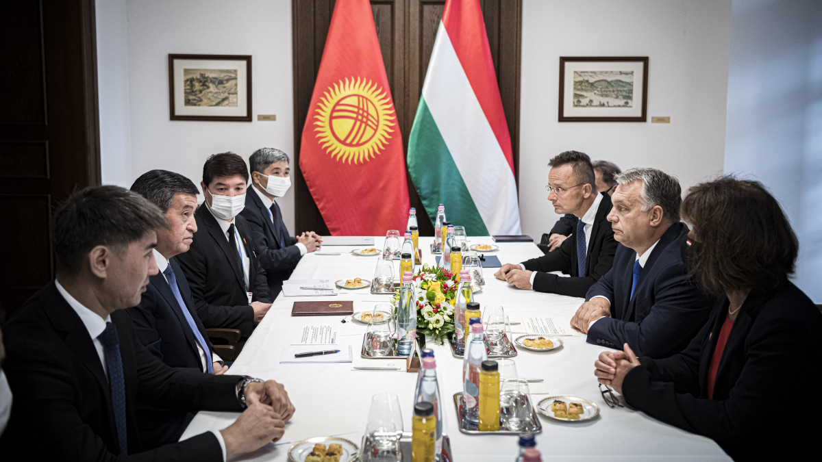 A Miniszterelnöki Sajtóiroda által közreadott képen Orbán Viktor miniszterelnök (j2) és Szooronbaj Dzsejenbekov kirgiz államfő (b2) találkozója a Karmelita kolostorban 2020. szeptember 29-én. A kormányfő mellett Szijjártó Péter külgazdasági és külügyminiszter (j3).