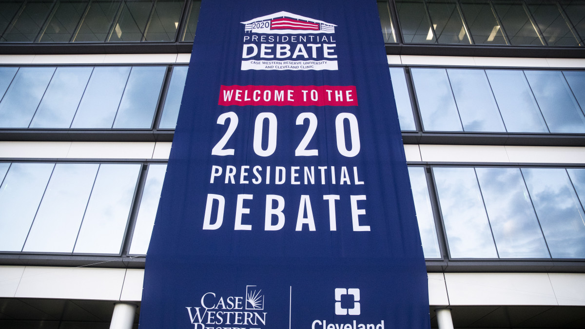 Molinó lóg az elnökjelölti vitának helyet adó egyetemi épület falán az Ohio állambeli Clevelandben 2020. szeptember 28-án. A Donald Trump amerikai elnök és Joe Biden, a Demokrata Párt elnökjelöltje, volt amerikai alelnök közötti elnökjelölti vitát szeptember 29-én rendezik meg.