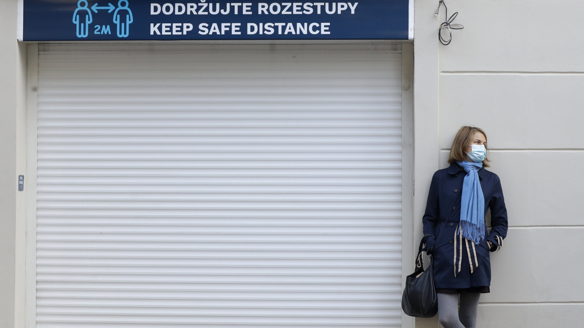 Koronavírus-vizsgálatra vár egy nő egy prágai mintavételi állomáson 2020. szeptember 21-én. A koronavírus-járvány első, tavaszi hullámát ellenőrzés alatt tudta tartani az egészségügy, de szeptember elejétől gyorsuló ütemben emelkedik a fertőzöttek száma Csehországban.