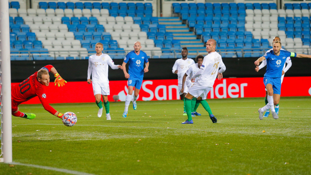 Magnus Wolff Eikrem, a Molde játékosa (j) gólt lő Dibusz Dénesnek, a Ferencváros kapusának (b) a labdarúgó Bajnokok Ligája-selejtezőjének negyedik fordulójában játszott mérkőzésen Moldéban 2020. szeptember 23-án.