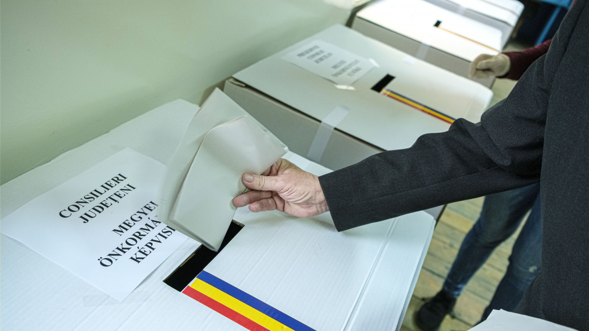 Választópolgár szavaz Csíkszereda 21-es szavazókörzetében 2020. szeptember 27-én. Romániában ezen a napon tartják az önkormányzati választásokat, amelyen polgármestereket, helyi tanácsosokat, megyei elnököt és megyei tanácsosokat választanak a következő 4 évre.
