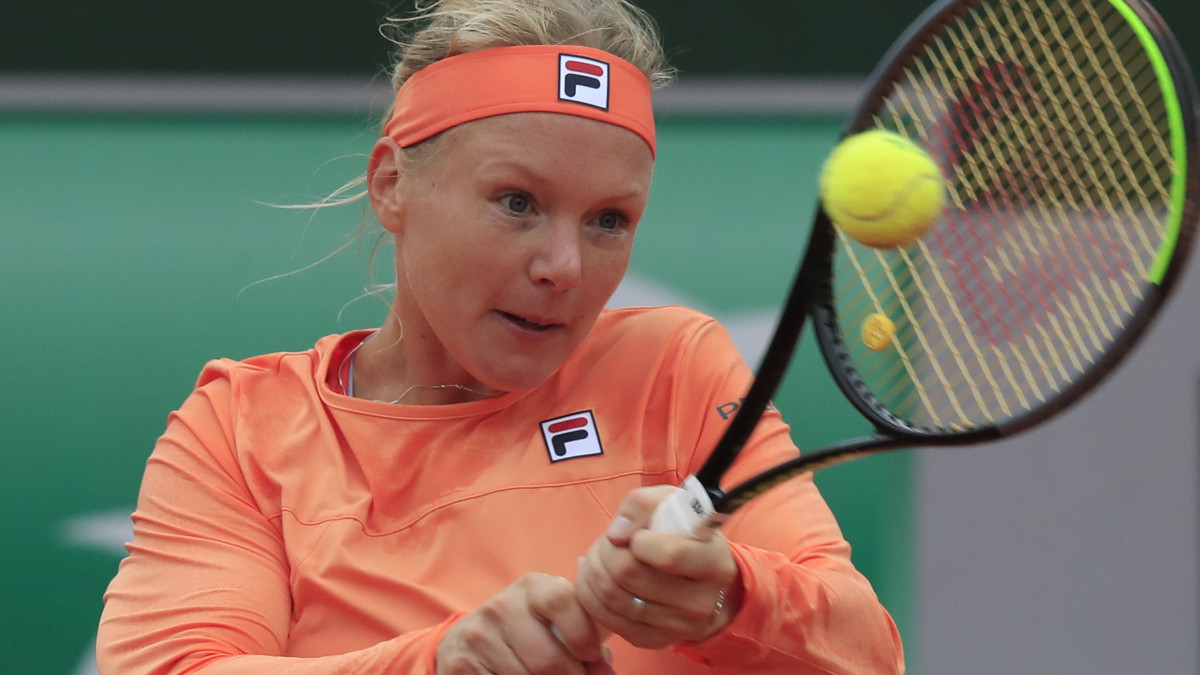 A holland Kiki Bertens az ukrán Katarina Zavacka ellen játszik a francia nyílt teniszbajnokság női egyesének első fordulójában a párizsi Roland Garros Stadionban 2020. szeptember 28-án.