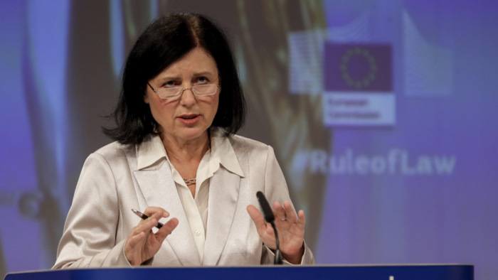 Vera Jourová nagyon aggódik a lengyel jogállamiság miatt