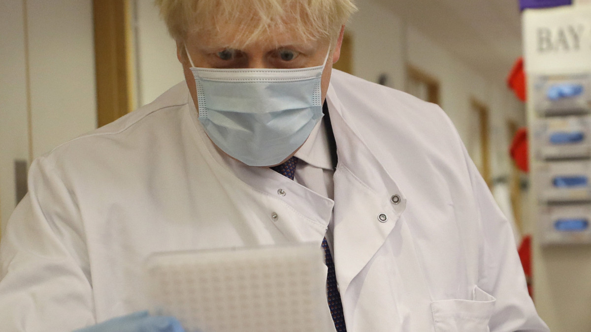 Boris Johnson brit miniszterelnök látogatást tesz az Oxfordi Egyetem Jenner Intézetében 2020. szeptember 18-án. A brit kormányfő meglátogatta az intézet laboratóriumát és a koronavírus elleni vakcina fejlesztését vezető orvosokkal beszélt.