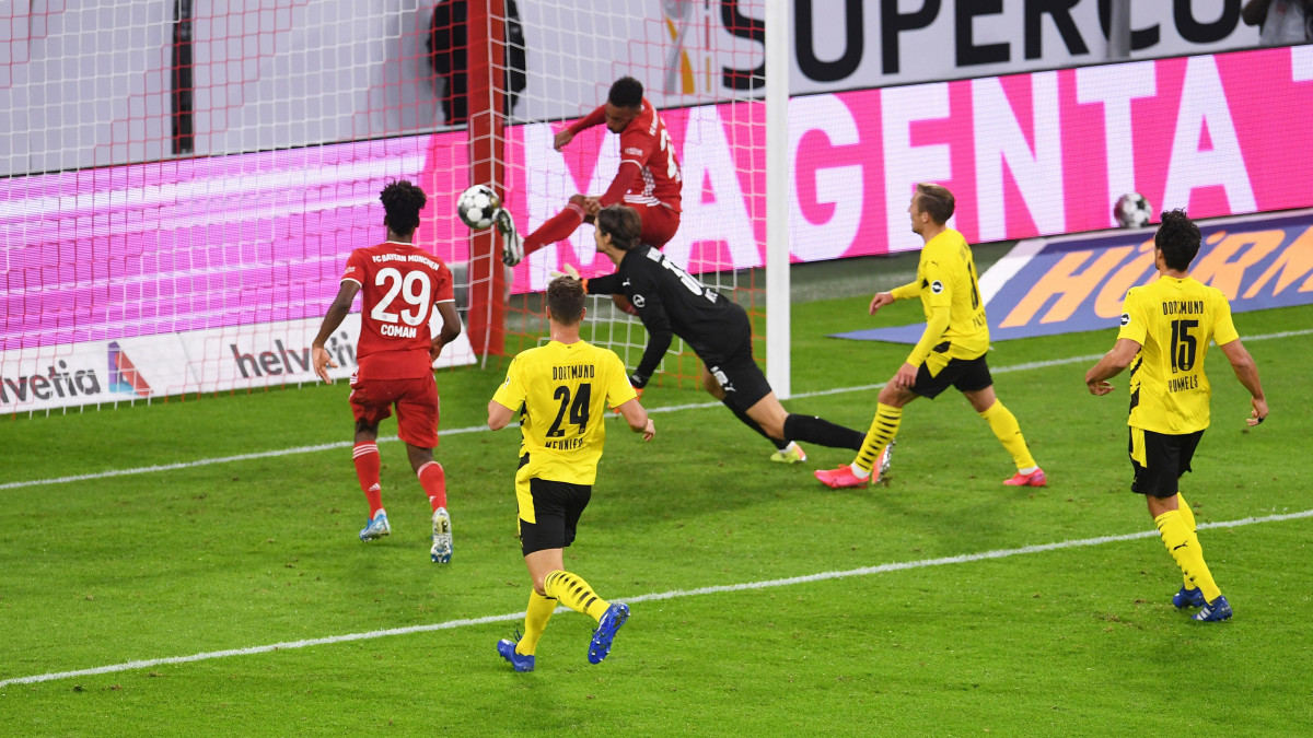 Corentin Tolisso, a Bayern München játékosa (k) gólt lő a Borussia Dortmund ellen a labdarúgó Német Szuperkupáért játszott mérkőzésen Münchenben 2020. szeptember 30-án.