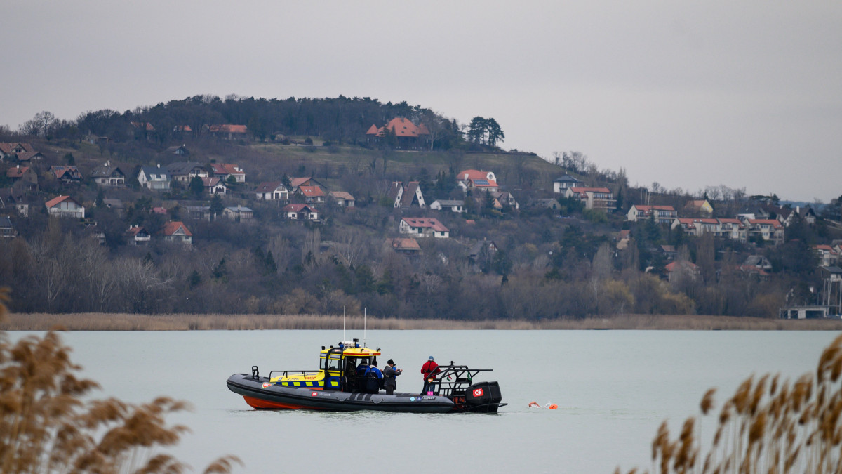 Vízimentő-hajó kísér egy résztvevőt az 1. Téli Balaton-átúszáson Szántódnál, 2020. február 23-án.