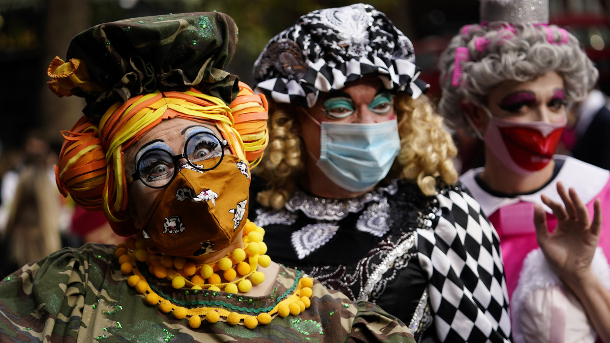 Jelmezbe öltözött pantomimesek és színészek több állami támogatást követelnek a koronavírus-járvány miatt elszenvedett veszteségeik ellensúlyozására egy londoni tüntetésen 2020. szeptember 30-án.