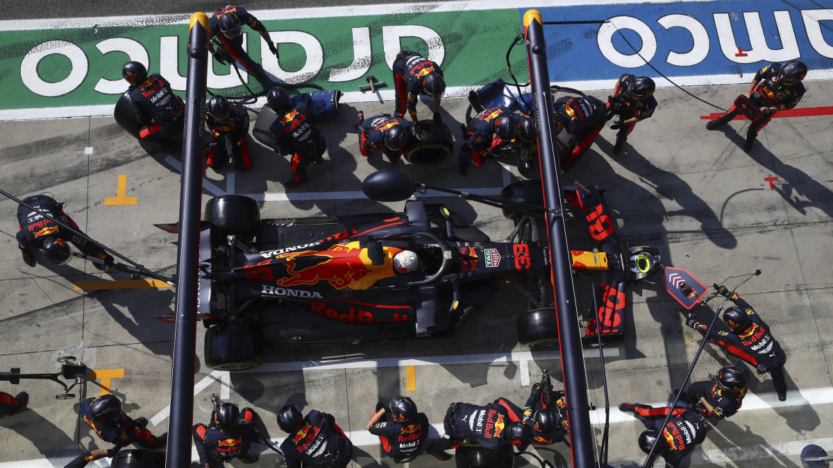 Technikusok Max Verstappennek, a Red Bull holland versenyzőjének autója körül, miután félbeszakították a Forma-1-es autós gyorsasági világbajnokság Olasz Nagydíját a monzai versenypályán 2020. szeptember 6-án.