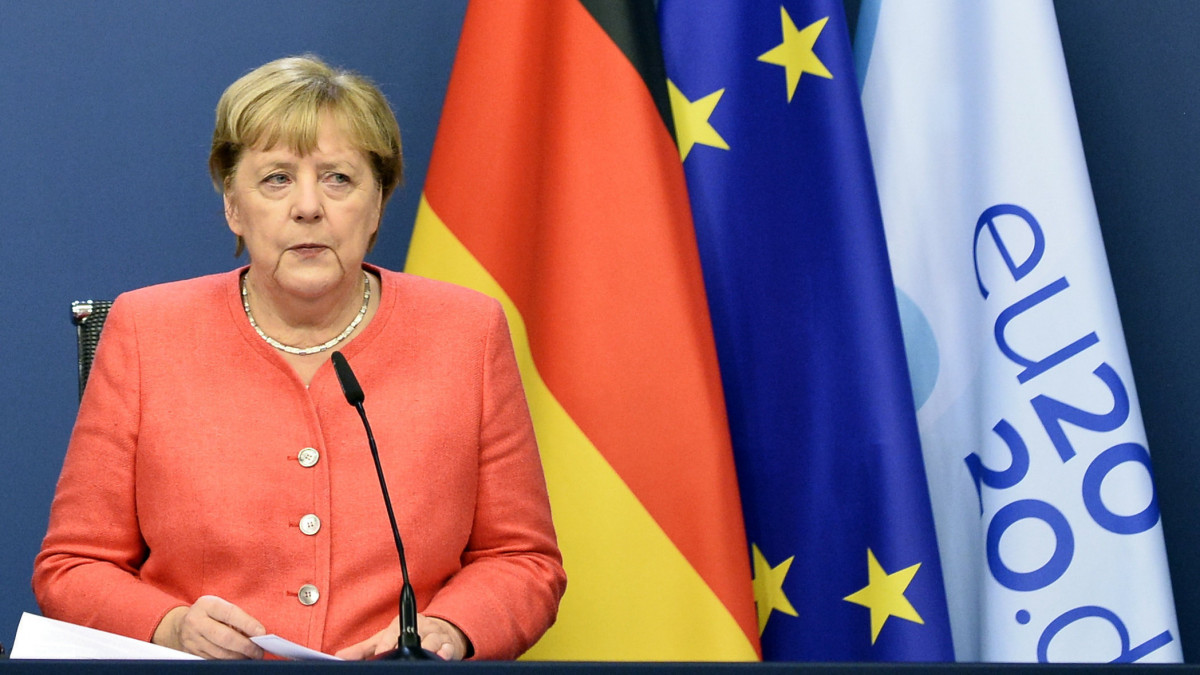 Angela Merkel német kancellár sajtótájékoztatót tart az Európai Unió kétnapos, rendkívüli csúcstalálkozóját követően Brüsszelben 2020. október 2-án.