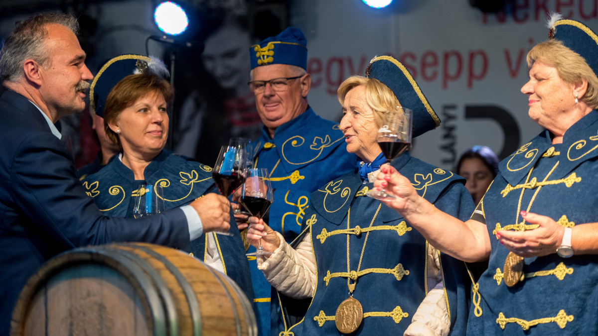 Nagy István agrárminiszter (b) koccint a Villányi Borrend tagjaival a vörösbor napok megnyitóján Villányban 2020. október 2-án.