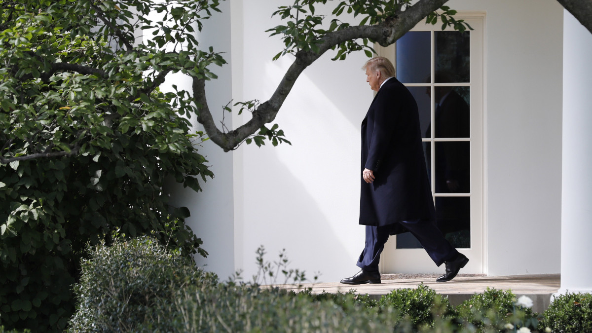 Donald Trump amerikai elnök távozik a washingtoni Fehér Házból 2020. október 1-jén. Trump október 2-án bejelentette, hogy pozitív lett az ő és felesége koronavírus-tesztje. Az elnöki házaspár karanténba vonult, a fertőzöttség ellenére mindketten jól vannak, az elnök továbbra is el tudja látni feladatait.
