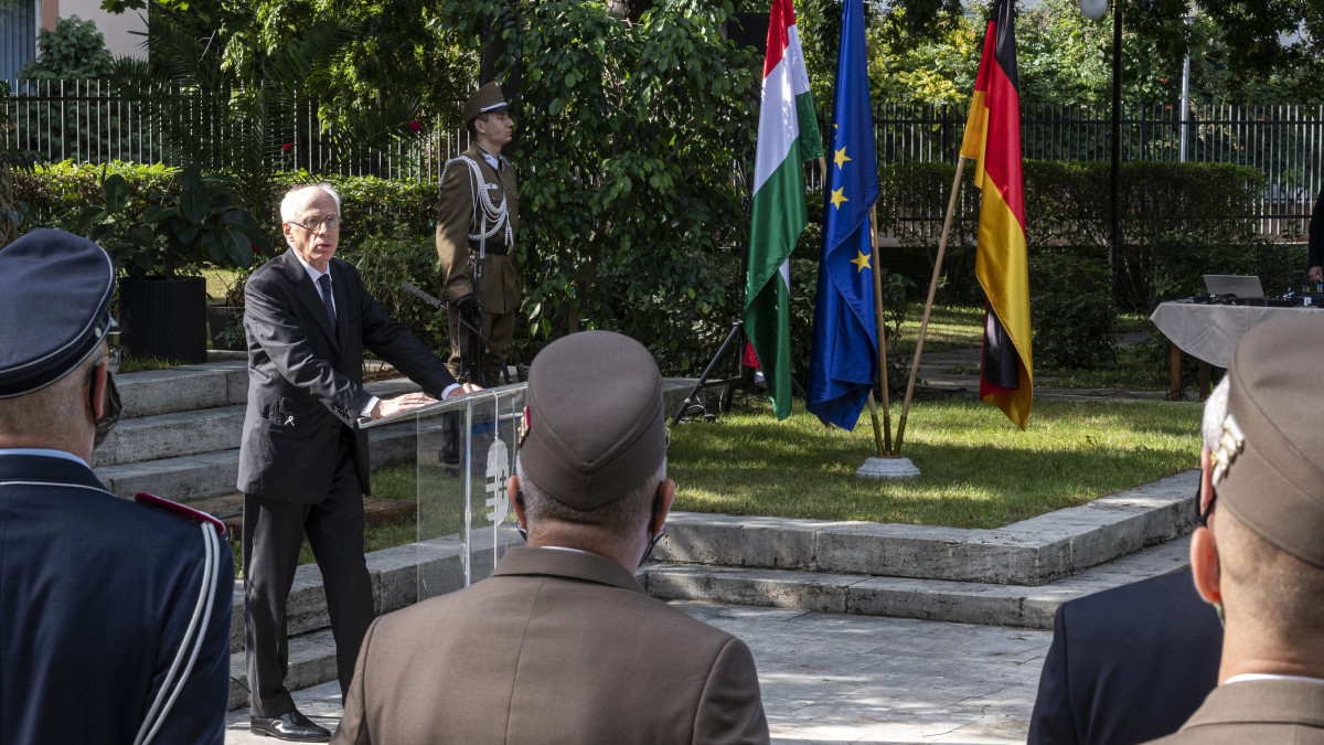 Johannes Haindl, Németország budapesti nagykövete beszédet mond a német újraegyesítés 30. évfordulója, a német egység napja alkalmából tartott megemlékezésen a Stefánia Palota kertjében 2020. október 3-án.