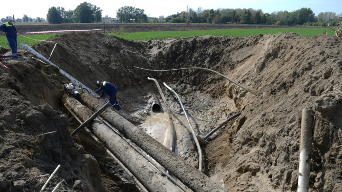 Műszaki hiba okozta a nagyhegyesi földgázvezeték-törést - fotók