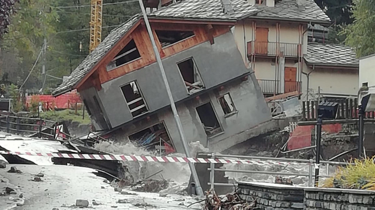 A hatalmas esőzés nyomán kialakult árvizek és földcsuszamlások következtében megdőlt lakóház Piemont régióban lévő Cuneo településen 2020. október 3-án.