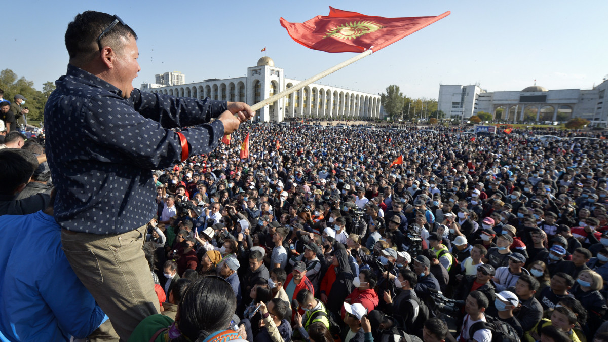 A kirgiz parlamentbe be nem jutott ellenzéki pártok támogatói tiltakoznak a parlamenti választások eredménye ellen Biskek kormányzati negyedében 2020. október 5-én. A hivatalos eredmények szerint főleg a Szooronbaj Dzsejenbekov kirgiz elnökhöz közel álló pártok kerültek be a törvényhozásba. A tüntetők a szerintük elcsalt október 4-i voksolás érvénytelenítését, a választások megismétlését követelik.