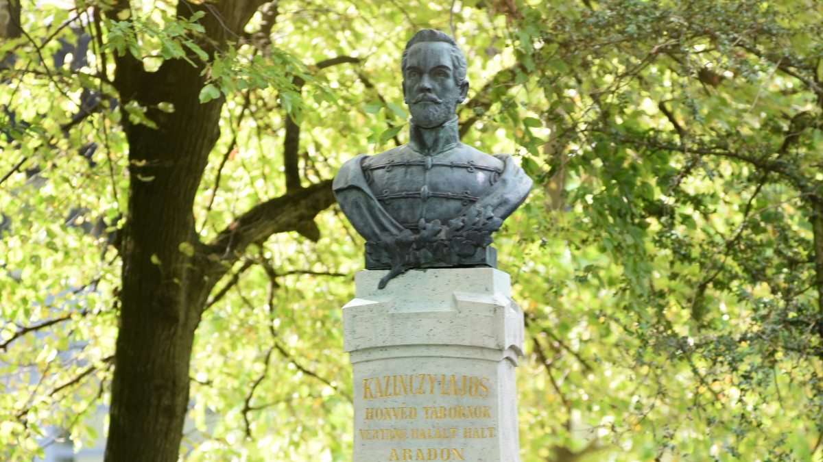 Koszorúk Kazinczy Lajos honvédezredes szobránál az aradi vértanúk kivégzésének 168. évfordulója alkalmából tartott megemlékezésen a Sátoraljaújhelyhez tartozó Széphalomban, a Kazinczy-kertben, a nemzeti gyásznapon 2017. október 6-án.