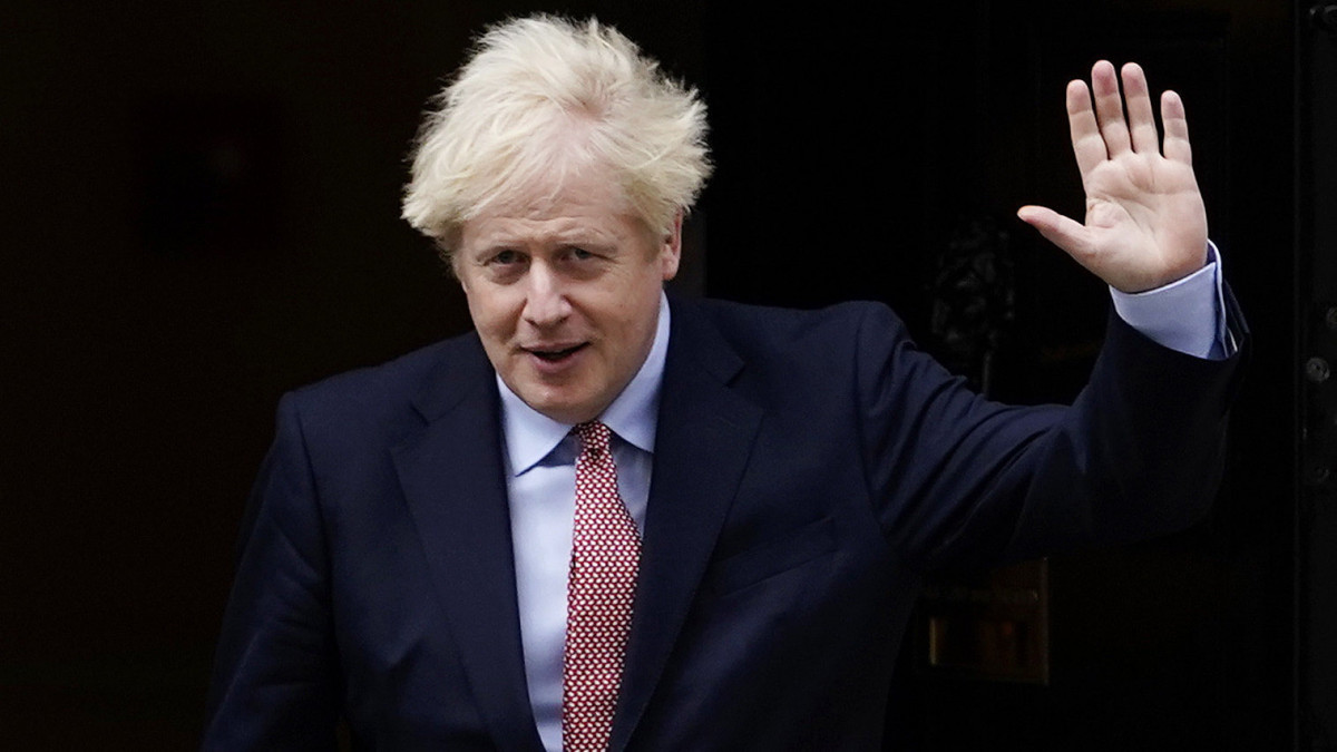 Boris Johnson miniszterelnök távozik a londoni kormányfői rezidenciáról, a Downing Street 10-ből 2020. október 6-án. Johnson a nap folyamán részt vesz és felszólal a kormányzó Konzervatív Párt online kongresszusán.